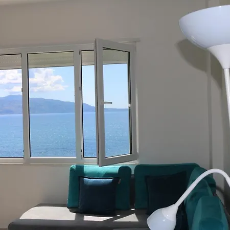 White Sea View Apartament *