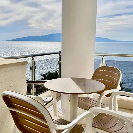 White Sea View Apartment *