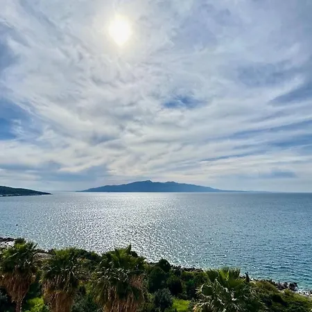 White Sea View Apartment *