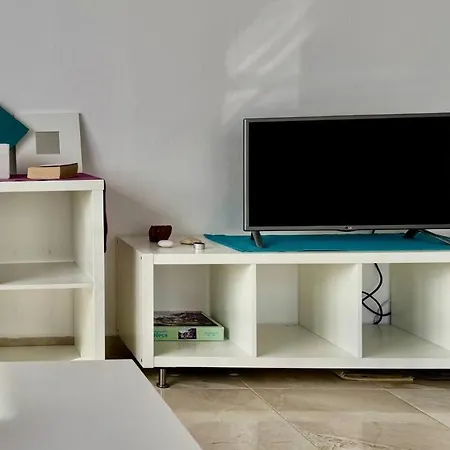 White Sea View Apartment *