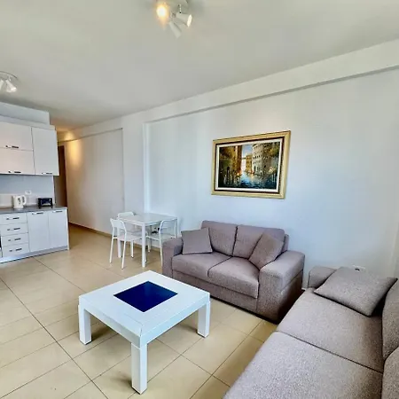 White Sea View Apartment *